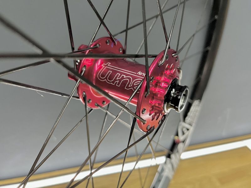Zapletená kola TUNE Blackburner | náboje King / Kong 100/15 a 142/12 | Sram XD | Sapim CX Ray