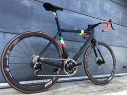 Colnago C64 Disc (2022) - SRAM Red AXS, Zipp 303 Firecrest (NOVÉ)
