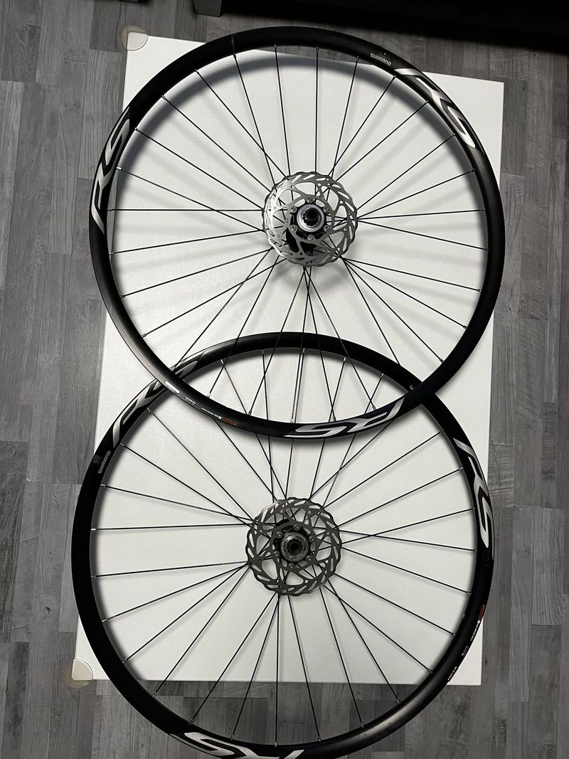 Zapletená kola Shimano RS