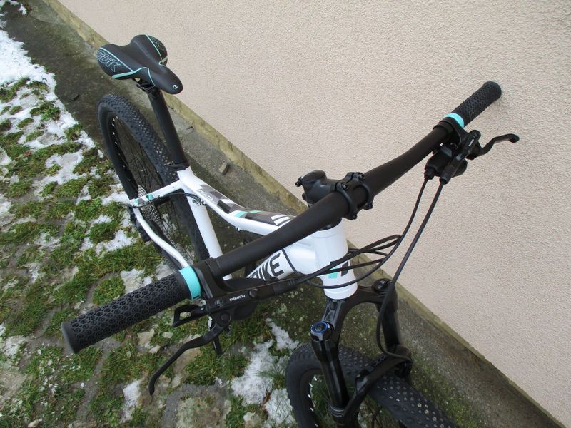Nové dámské 29" kolo na rámu Maxbike M509D, Deore 2x10, vzduch. vidlice Rock Shox Judy