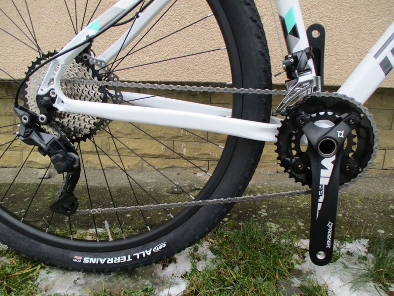 Nové dámské 29" kolo na rámu Maxbike M509D, Deore 2x10, vzduch. vidlice Rock Shox Judy