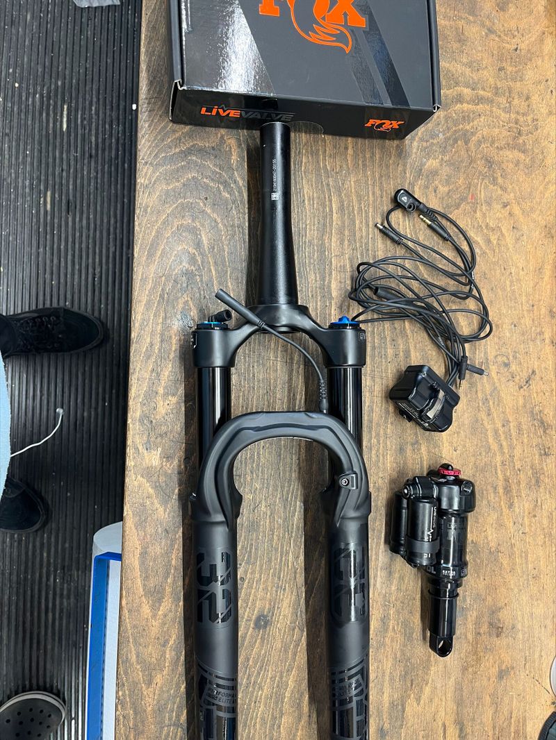 SET FOX LIVEVALVE vidlice a tlumiče