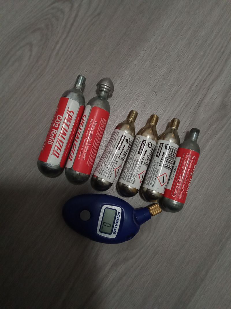 Bombičky CO2 Specialized+ Decathlon+ manometr