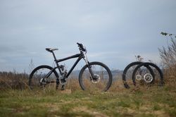 Ram + vidlice + tlumic + zapletena 26" kola + stred + hlava + sedlovka