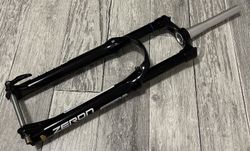 NOVÁ odpružená vidlice 27,5” SR Suntour Zeron 35 Boost / zdvih 150mm