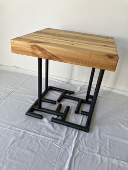 Prodám stolek z recyklovaných rámů jízdních kol s deskou z recyklovaného dřeva