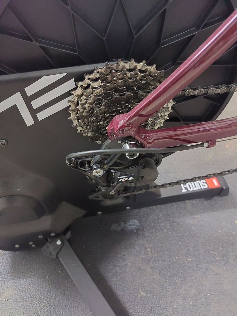 Téměř nejetý Elite SUITO-T (+kazeta Shimano 105)