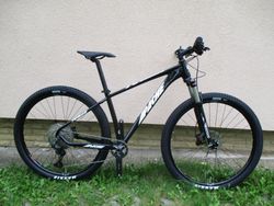 Nové kolo Apache Tuwan R3, vidlice Suntour Raidon air, osazení Shimano Deore 1x11, pevné osy
