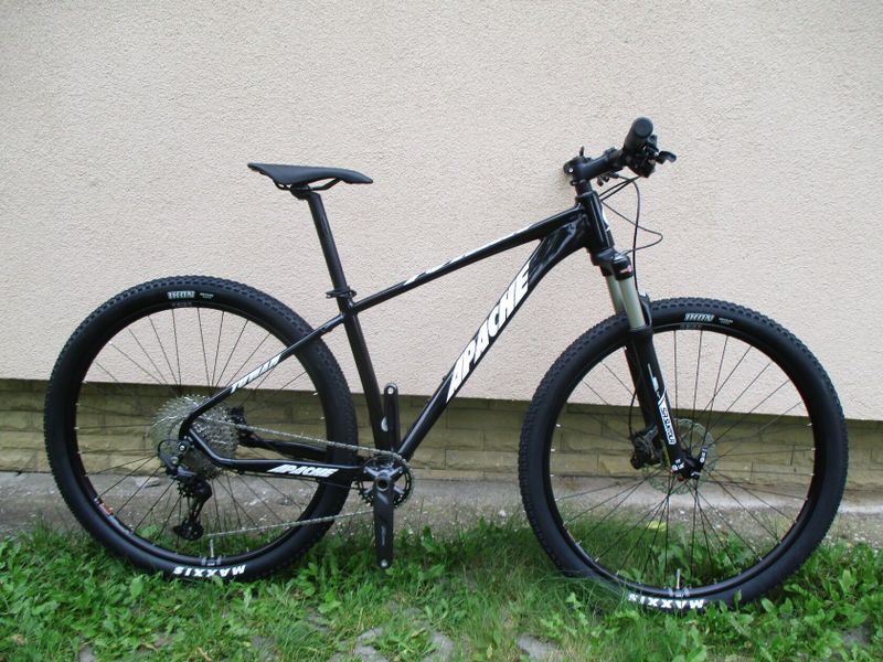 Nové kolo Apache Tuwan R3, vidlice Suntour Raidon air, osazení Shimano Deore 1x11, pevné osy