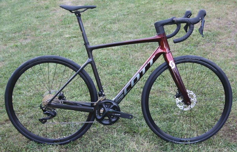 SCOTT Addict 30 Disc 2022 – pohodlné silniční kolo s diskovými brzdami – NOVÉ + BONUS