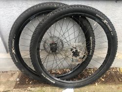 Kola 27.5 Concept s Shimano Deore náboji, centerlock, pevné osy 15x100 a 12x142