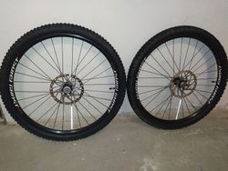 Ráfky Alexrims, Náboje Deore XT, Kotouče Shimano 180mm