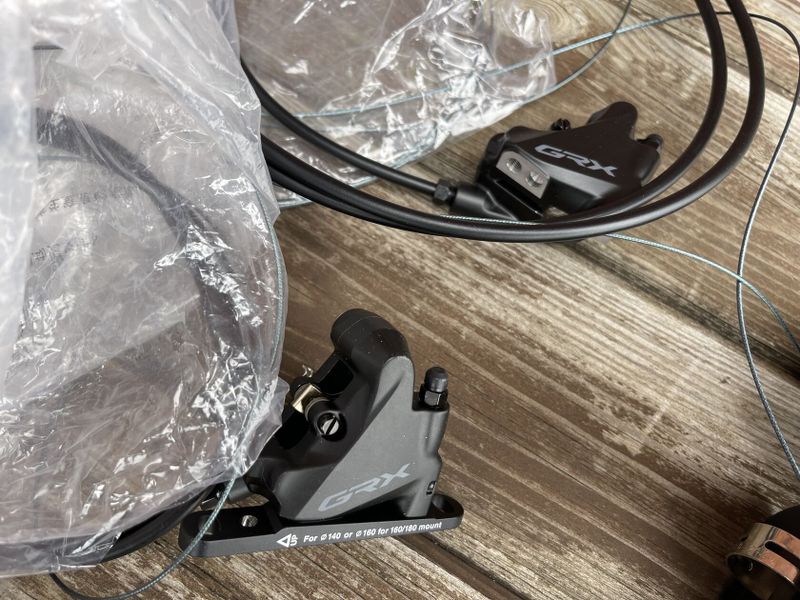 Nové kompletní řazení Shimano GRX ST-RX600 + BR-RX400 hydraulické brzdy 2x11s L+P