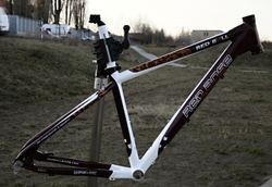 Rám Red Bull Red Rose vel.XS 26”