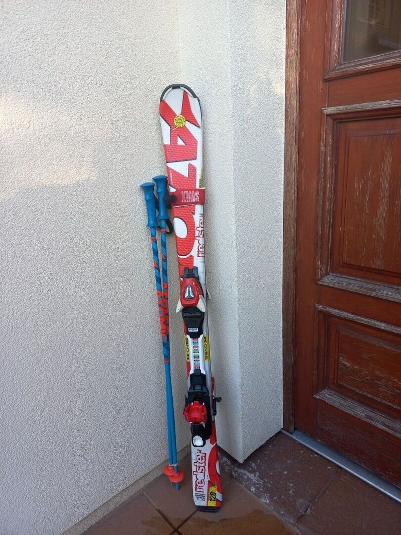 Atomic Redster Jr. 120 cm + hůlky Atomic 95 cm.