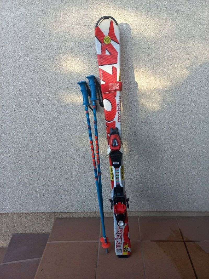 Atomic Redster Jr. 120 cm + hůlky Atomic 95 cm.