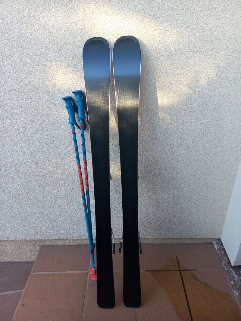 Atomic Redster Jr. 120 cm + hůlky Atomic 95 cm.