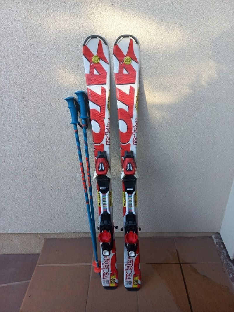 Atomic Redster Jr. 120 cm + hůlky Atomic 95 cm.