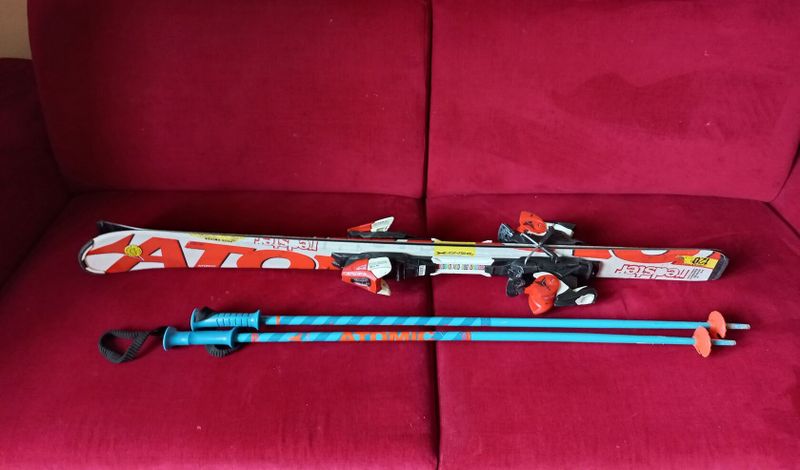 Atomic Redster Jr. 120 cm + hůlky Atomic 95 cm.