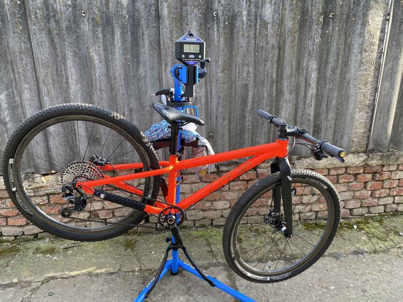 RB KID 26" nekompromisní dětský závodní stroj v top stavu, jen 7100g, od 122cm