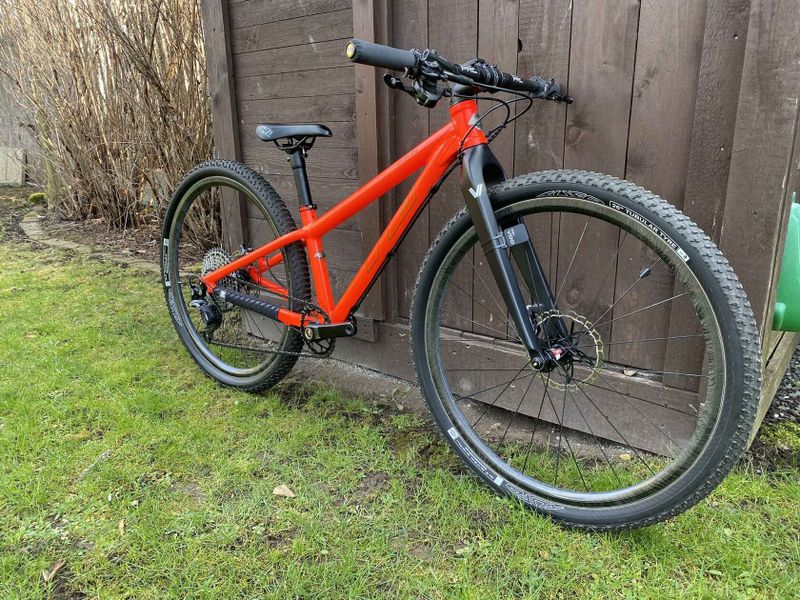 RB KID 26" nekompromisní dětský závodní stroj v top stavu, jen 7100g, od 122cm