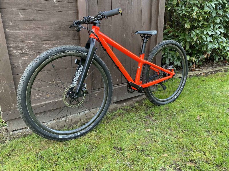 RB KID 26" nekompromisní dětský závodní stroj v top stavu, jen 7100g, od 122cm