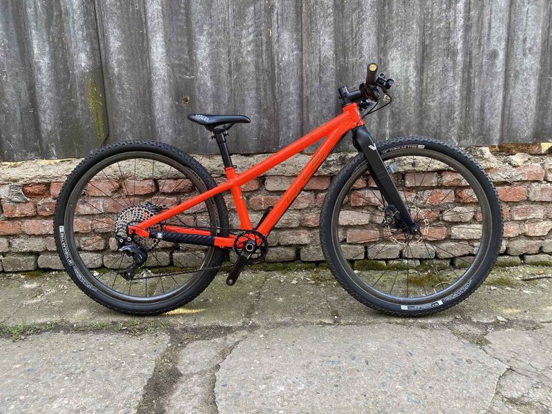 RB KID 26" nekompromisní dětský závodní stroj v top stavu, jen 7100g, od 122cm