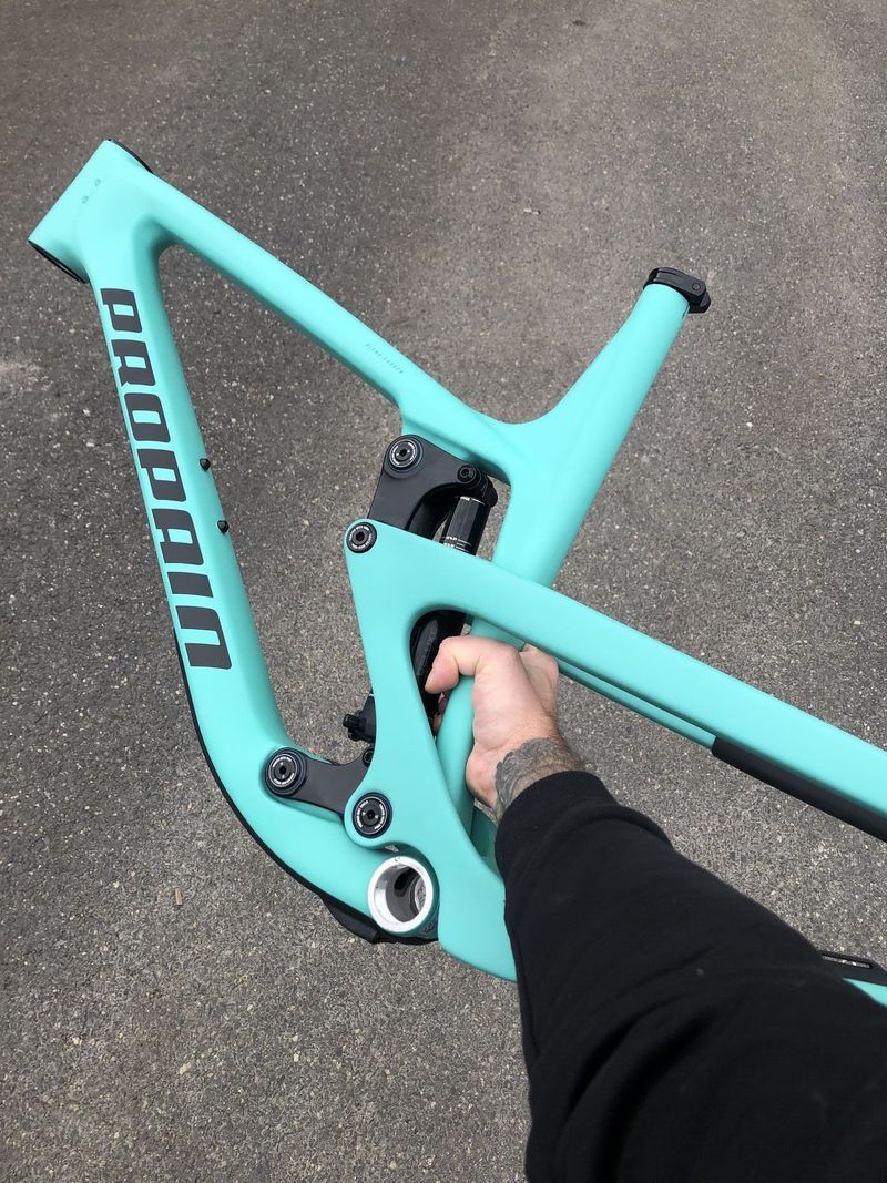 Nový rám Propain Tyee CF s tlumičem Rock Shox Deluxe select R