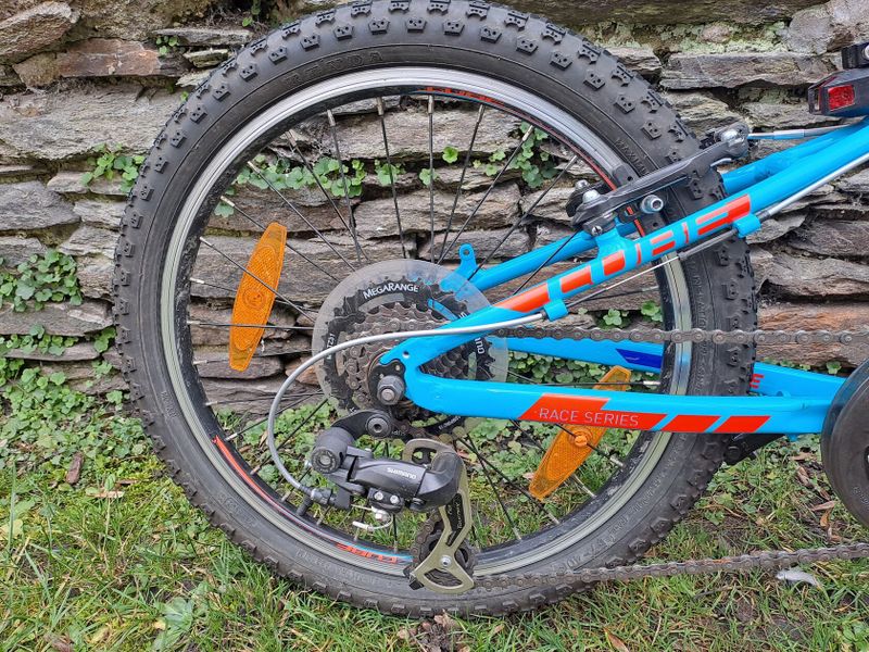 Dětské kolo CUBE KID 200 - kolo s výbornou váhou 9.9 kg a výbavou Shimano ...