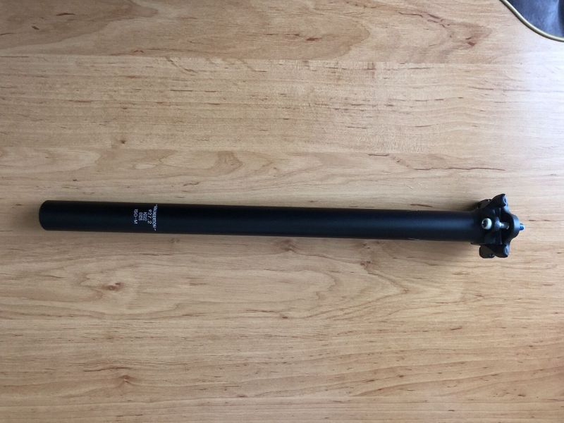 Sedlovka FORCE Basic P4.6 černá matná (27,2 mm; 400 mm)