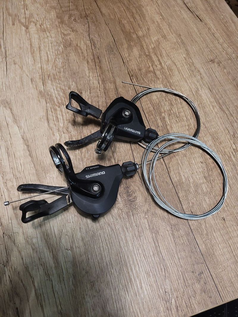 Shimano RS700 2x11 sp. řadící páčky pro rovná řídítka