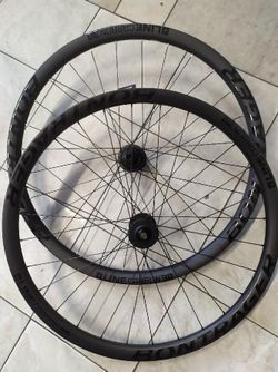 Zapletená kola Bontrager Line Carbon 30