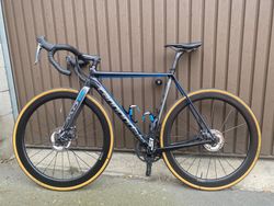 Silniční Cannondale CAAD12 na karbonových kolech a kotoučových brzdách