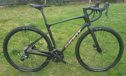 GIANT Revolt Advanced 3 2022/2023 - velmi pohodlný gravel s karbonovým rámem – NOVÝ + PŘILBA