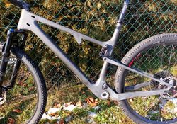 Karbonový rám + 3x tlumič rockshox ( 2x dálkové ovládání )