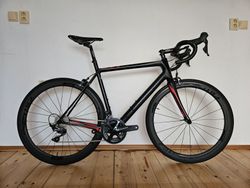 Karbonové silniční kolo Focus Cayo, Ultegra R8000, FFWD karbonová kola, wattmetr
