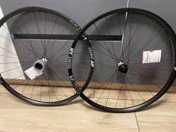 DT Swiss M1700 Sram XD + Maxxis Recon Race 2.35 bezduše