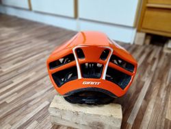 Helma Giant Liv REV Mips a Giant Pursuit Mips