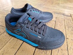 boty FIVE TEN Freerider PRO, Black/Blue, velikost UK6