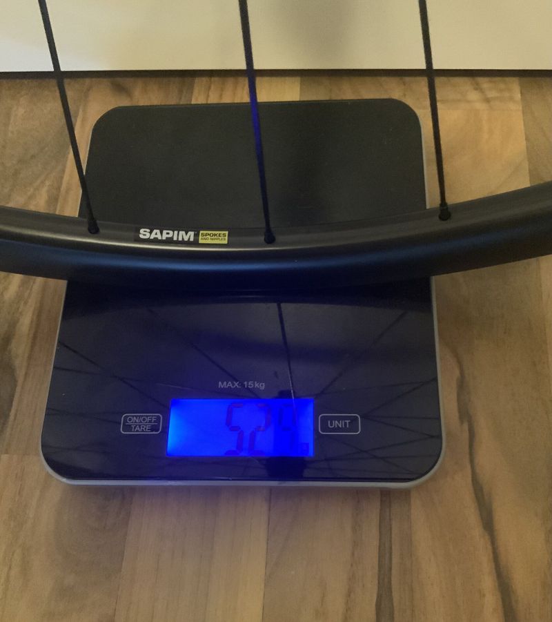 Nova karbonova kola Farsports, 1170g, naboje DT Swiss 240, draty Sapim CX-Ray, disk brake