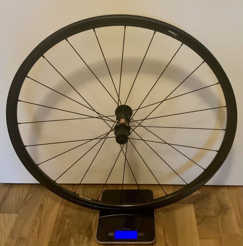 Nova karbonova kola Farsports, 1170g, naboje DT Swiss 240, draty Sapim CX-Ray, disk brake