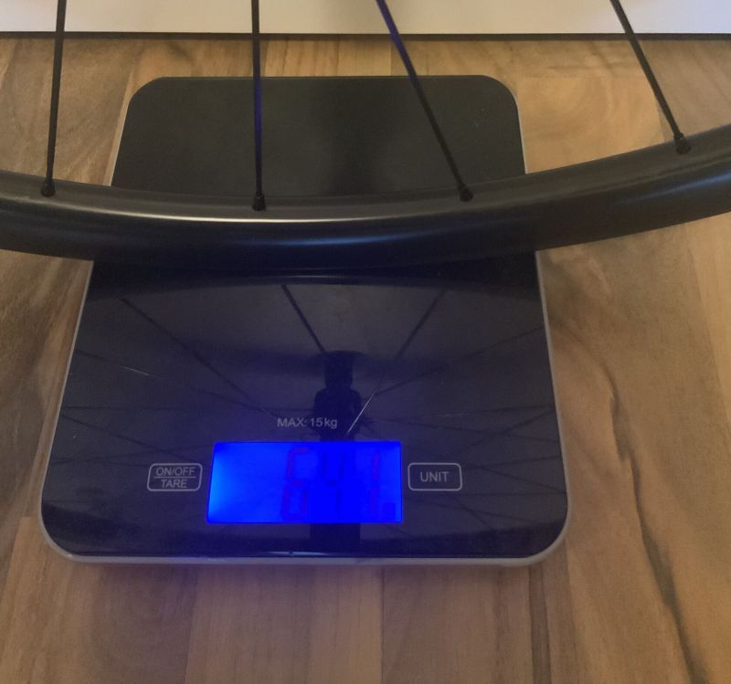 Nova karbonova kola Farsports, 1170g, naboje DT Swiss 240, draty Sapim CX-Ray, disk brake