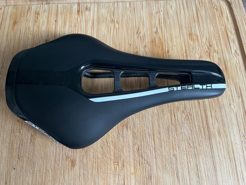 PRO Stealth Carbon sedlo 152