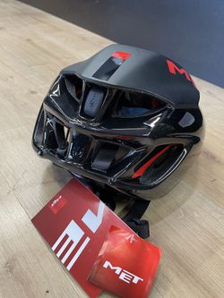 Nové helmy MET Manta - dvě barvy