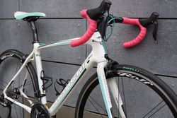 Bianchi Intenso / Shimano Ultegra Di2 / Rolf