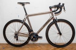 Lynskey R230 titanové silniční kolo Ultegra Di2 Chris King