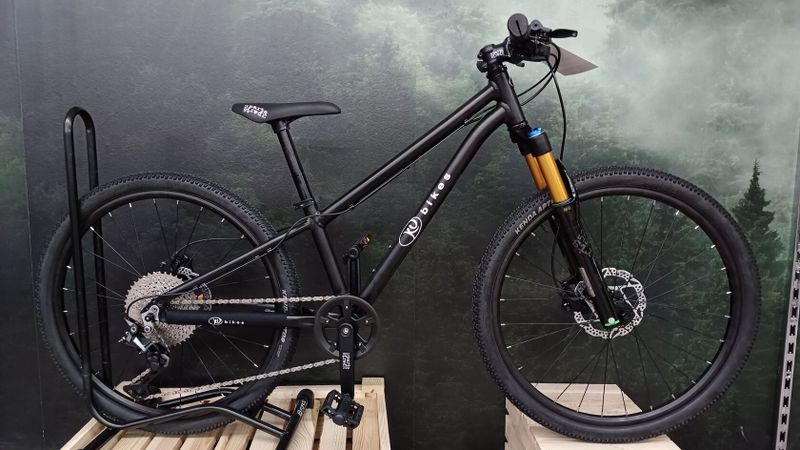 NOVÝ KUbikes 24S MTB Disc - Shimano Deore, vzduch. vidlice, 9,6kg