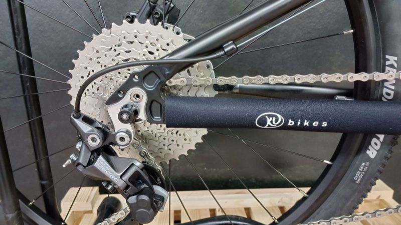NOVÝ KUbikes 24S MTB Disc - Shimano Deore, vzduch. vidlice, 9,6kg