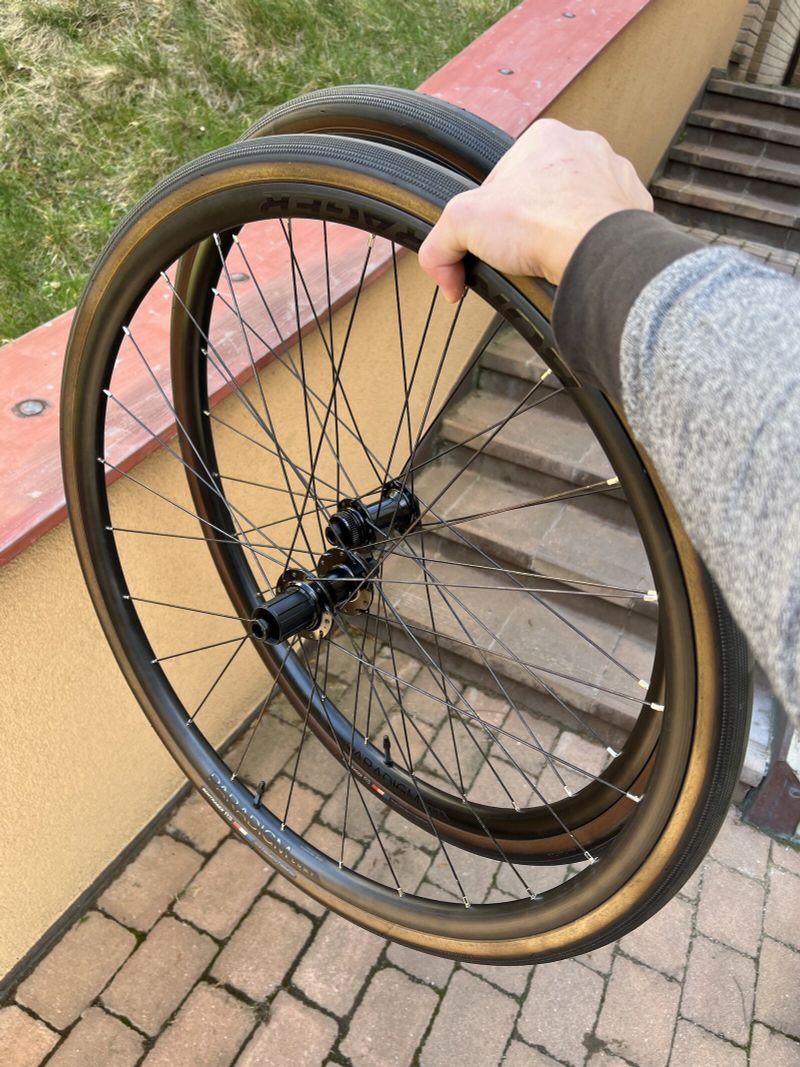 zapletena kola Bontrager Paradigm SL 700x32, kotouce, pevne osy, bezduse