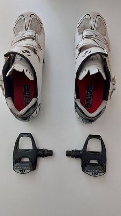 Prodám set-silniční nášlapné pedály Shimano a boty Bontrager.